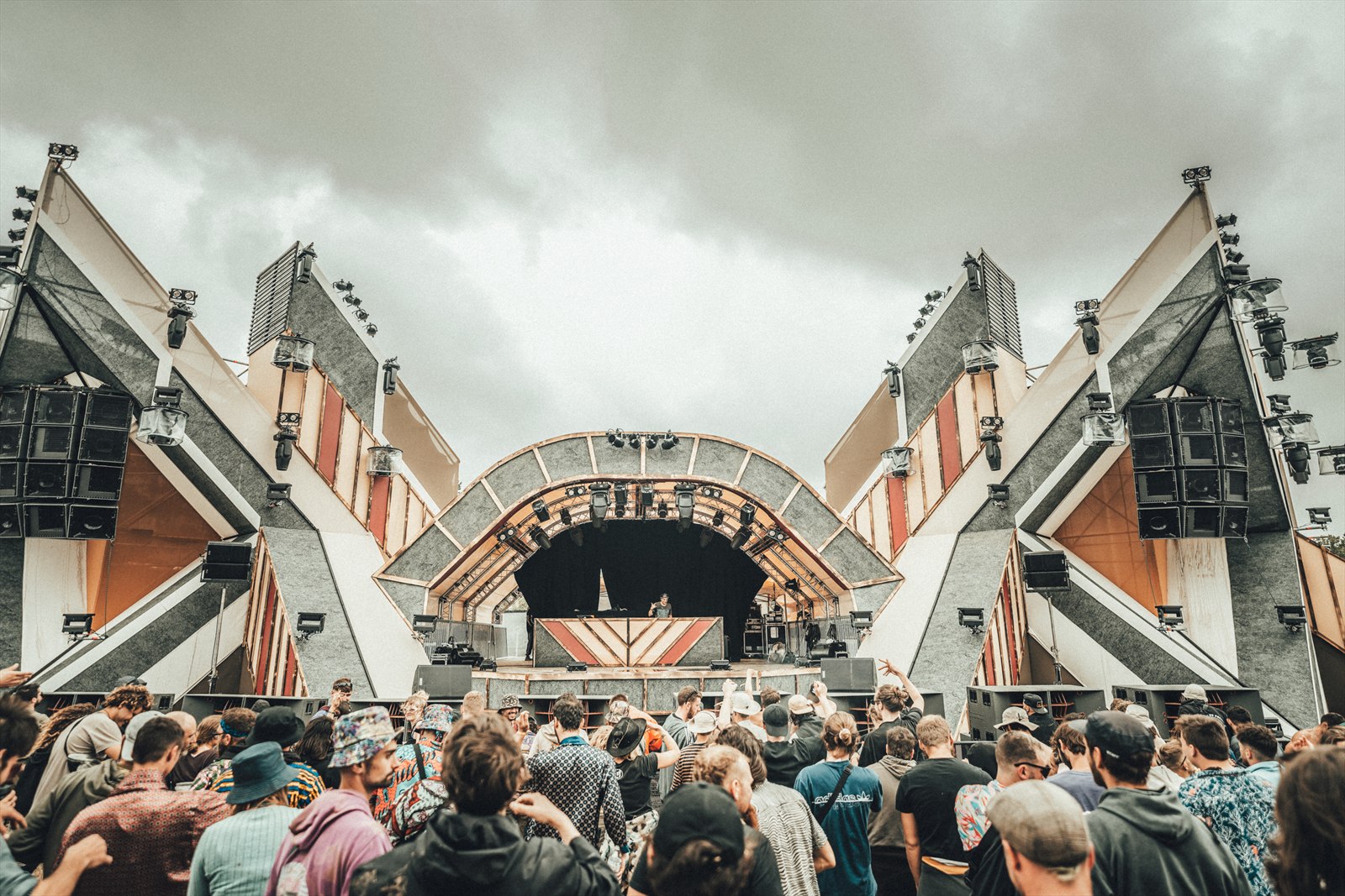 E-Klozion sur la scène de Dox’Art Festival 2023 face au public