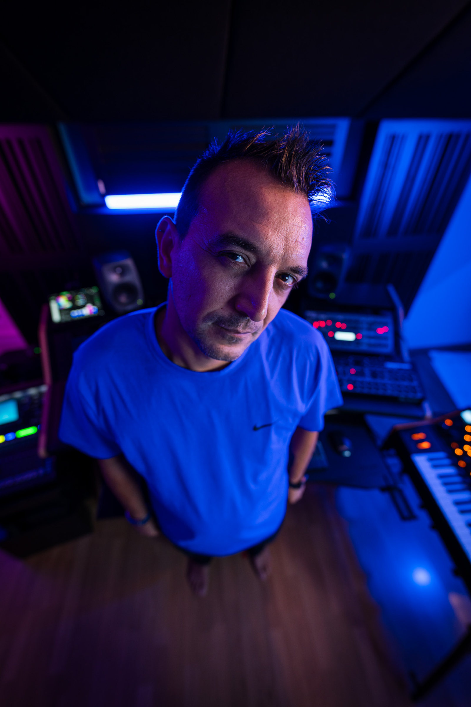 Portrait d’E-Klozion dans son studio de production